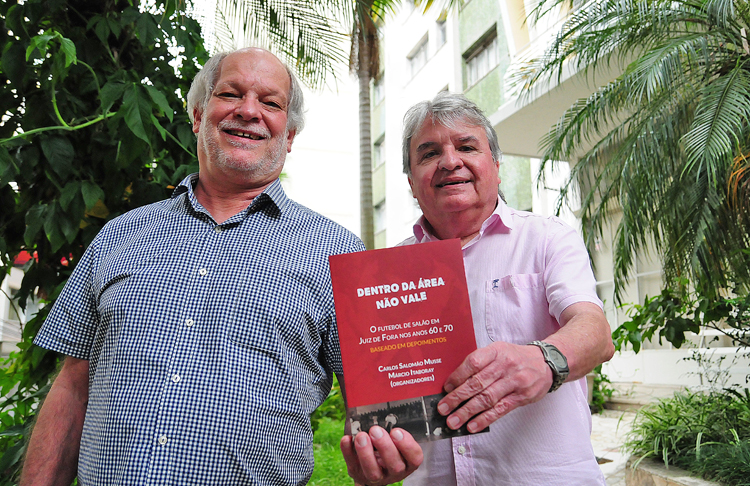Futebol de salão dos anos 1960 e 1970 em JF é relembrado em livro 1 esp livro Salomão e Marcinho foto Marcelo Ribeiro interna