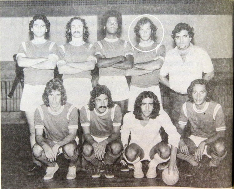 'Dentro da área não vale': memórias e depoimentos sobre o futebol de salão 3 esp livro time do Caveme de 1973 com Salomão destacado foto Marcelo Ribeiro