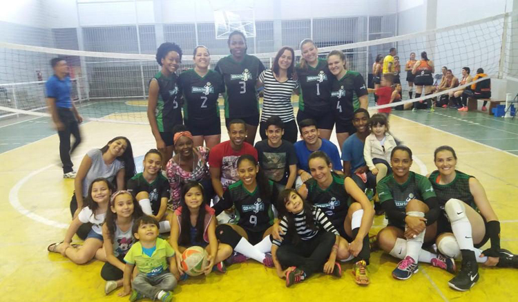 5ª Taça JF de Voleibol começa neste sábado com equipes da região 2 esp vôlei Geração JF e familiares foto arquivo pessoal2 interna