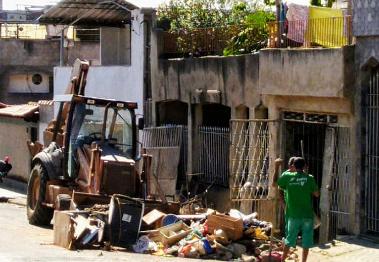 Mais 11 caminhões de entulho são retirados de casa na região Sudeste 1 santo antônio dengue pjf
