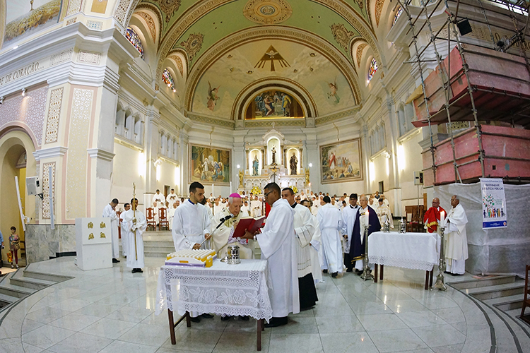 Missa dos Santos Óleos reúne católicos na Catedral Metropolitana 2 santos óleos 1 Olavo CAPA