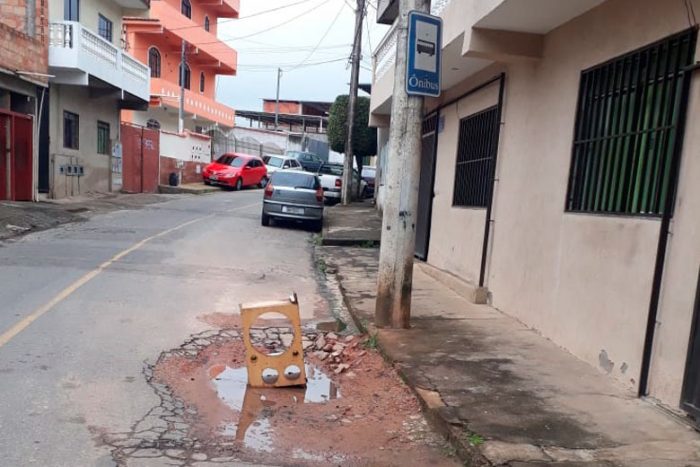 Leitor relata problemas em ponto de ônibus 1 vu3