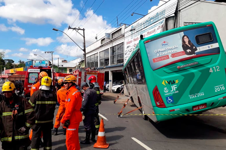 Acidente envolvendo ônibus deixa oito feridos na Avenida Brasil 1 ônibus acidente by olavo prazeres
