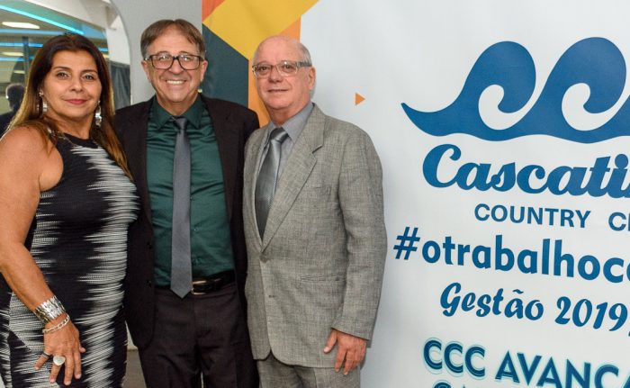   O presidente do Cascatinha, Maurício de Oliveira e os vices Lígia Secadio e Márcio Villela são anfitriões hoje do baile da posse, com a banda Soma