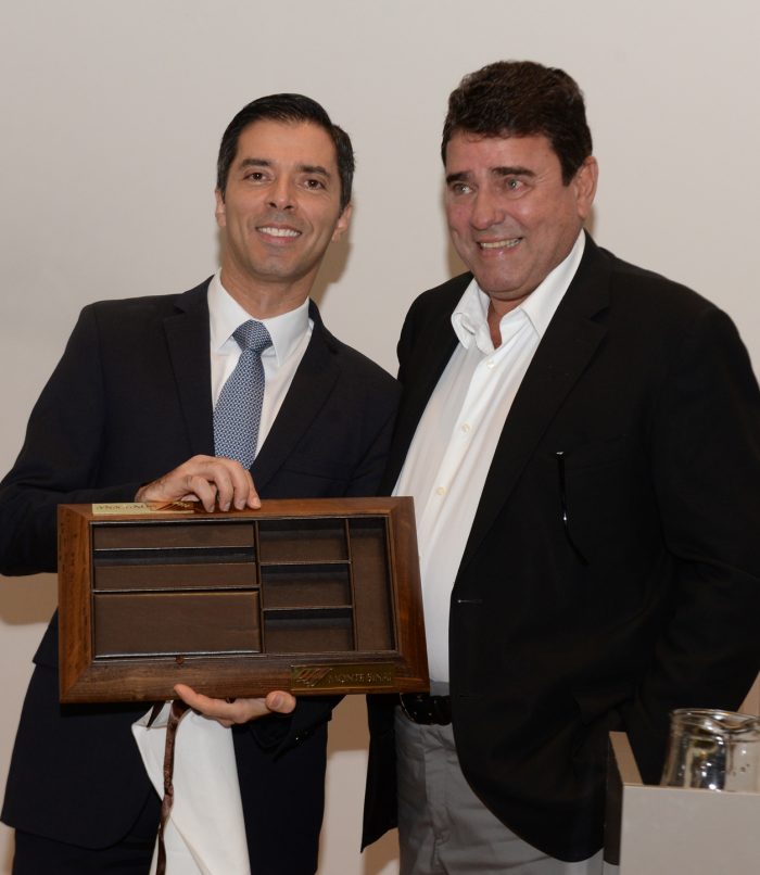 O gastroenterologista e 'sommelier' Gustavo Andrade de Paulo foi homenageado pelo o diretor-superintendente do Monte Sinai, José Mariano de Moraes após a palestra "Vinho e saúde para médicos", que celebrou os 25 anos do hospital Foto: Wólmer Monteiro