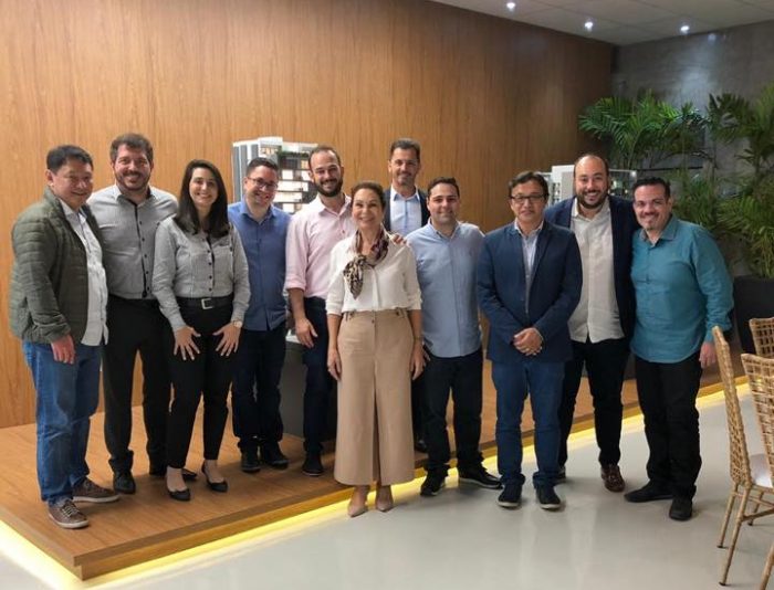 A diretora da Souza Gomes Imóveis recebeu a visita da equipe da Opção Imóveis, de Maringá (PR) para contar um pouco sobre a trajetória de sucesso e inovação ao longo dos 38 anos. Na foto, Rogério Yabiku, Ricardo Almeida Baccara, Aline Garcia, André Silvestre, Victor Souza Gomes, Ewerton Almeida, Norma Souza Gomes, Dérik Lopes Bueno, Frank Miyasaki, Diogo Souza Gomes e Luiz Carlos Lyra