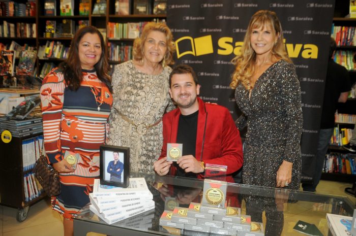 No lançamento do livro “Coaching Esportivo”, na Saraiva, Isabel Lopes, Nininha Petrosino Ribeiro, o autor Helio Fádel e sua mãe Valéria Araujo Foto: Andréa Ottoni