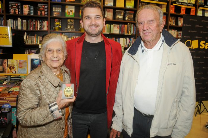 O psiquiatra Helio Fádel ladeado pelos avós Terezinha Adum Araujo e Élcio Freitas no lançamento de segundo livro “Coaching Esportivo”, com selo da Matrix, na Saraiva Foto: Andréa Ottoni