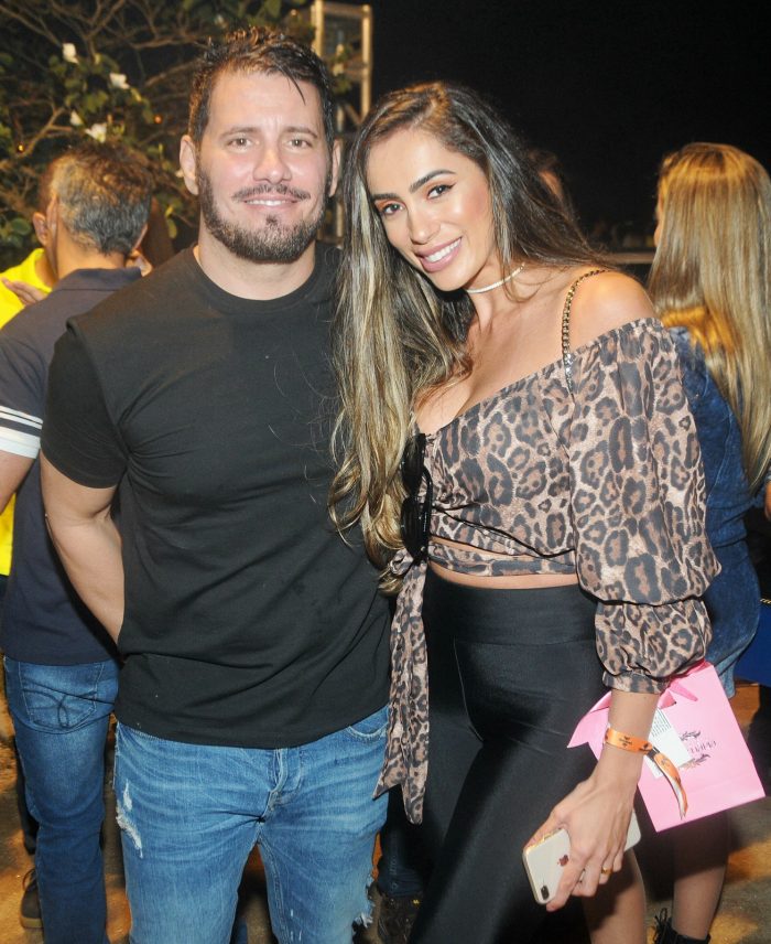 Leonardo Bergamini e Marcela Teixeira, realçando os ombros de fora no Antuérpia BBQ Foto: Andréa Ottoni