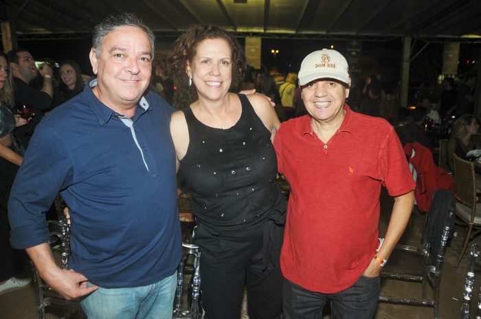O homem-forte da “Dom Bré”, Geraldo Magela e Seila Neves com o percursionista Bré Rosário (homenageado com o nome da cachaça) em festa recente  Foto: Andréa Ottoni