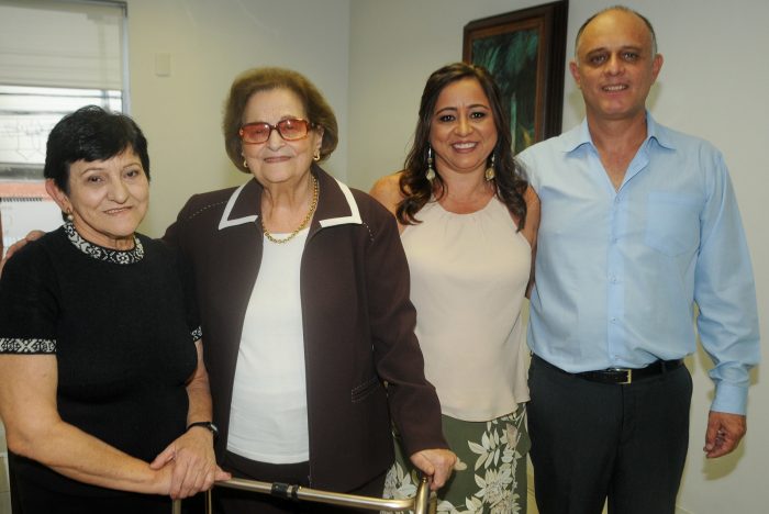 Mércia Chaves com Zuleika Mendes, que saudou os noivos Andréa Chaves e Nilton Gomes Júnior após o casamento civil Foto: Andréa Ottoni