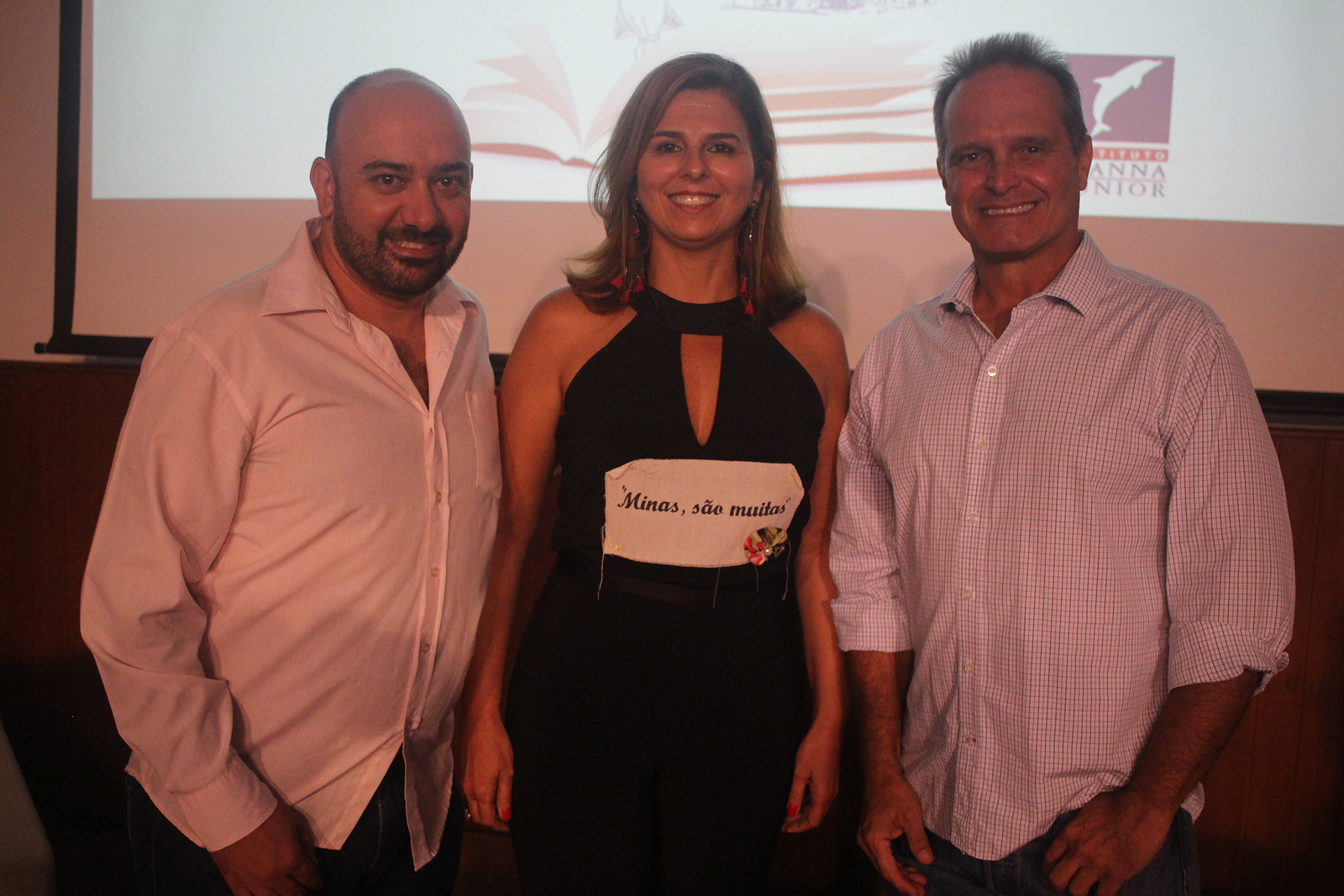 A diretora do Colégio Vianna Júnior, Simone Machado com o diretor executivo da Fliminas, André Colombo e o presidente da Associação Cavaleiros da Cultura, Carlos Oscar Niemeyer 1 A diretora do Colégio Vianna Júnior, Simone Machado com o diretor executivo da Fliminas, André Colombo e o presidente da Associação Cavaleiros da Cultura, Carlos Oscar Niemeyer, durante a mostra cultural Foto: Roberta Soniele