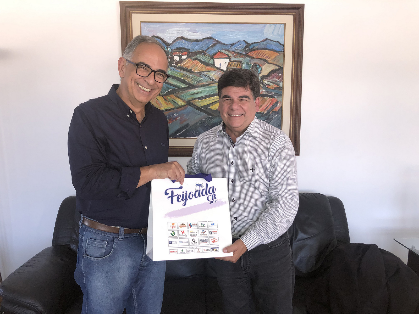 O prefeito Antônio Almas recebendo de CR o ‘kit’ da Feijoada 2019