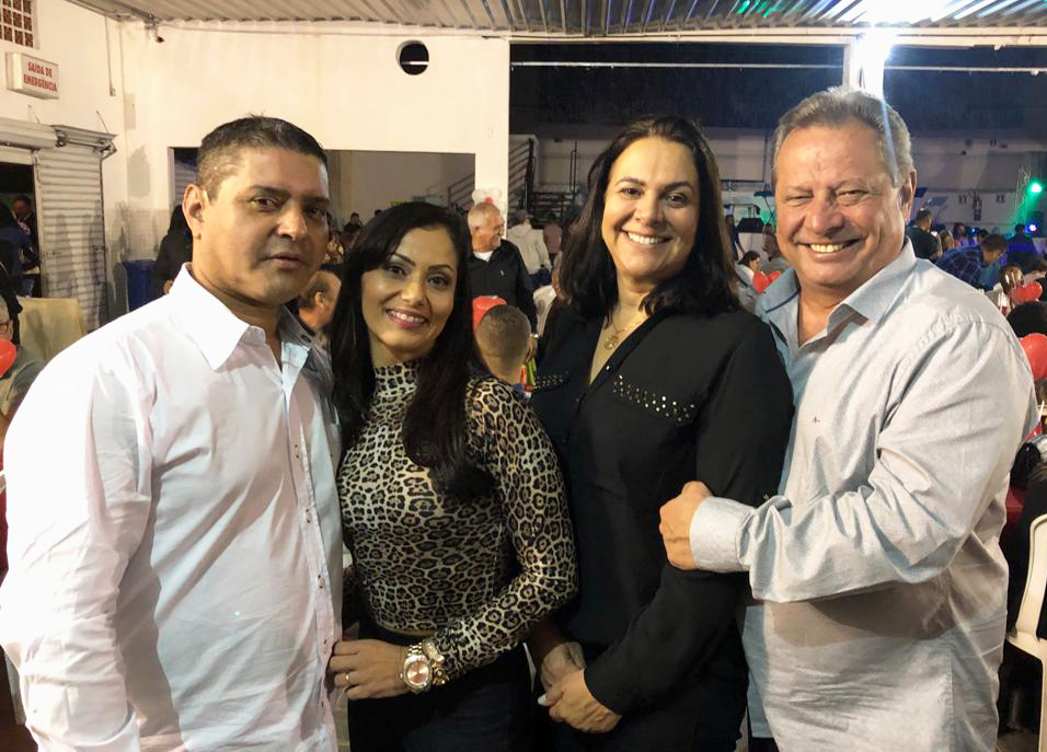 O vereador Cido Reis e Nalimar Cristina com Wilson e Heloísa Rezende no jantar em benefício do Espaço Evoluir