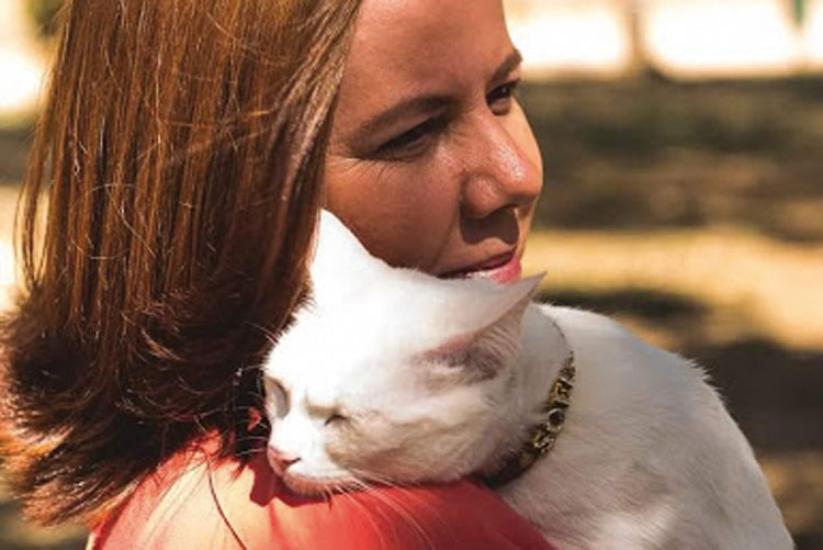 Efigênia Viana lança o livro "Felicidade tem quatro patas" 3 Efigênia Foto Amor Não Tem Raça Arquivo destacada
