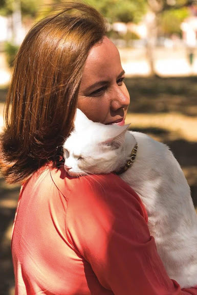 Efigênia Viana lança o livro "Felicidade tem quatro patas" 2 Efigênia Foto Amor Não Tem Raça Arquivo