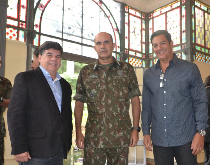  O general Alcio Costa ladeado por CR e o coronel Malbatan Leal no café com a imprensa, ontem, no QG da 4ª Brigada
