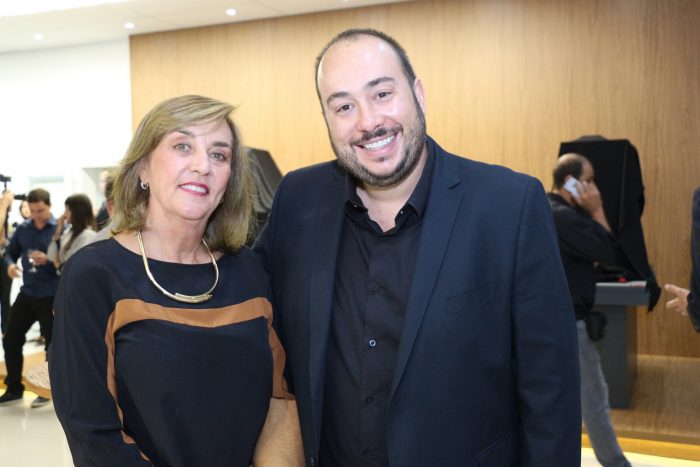 Sandra Procópio Villela e Diogo Souza Gomes durante o finíssimo 'coq' de apresentação do edifícios “Residencial Niva Villela” e "Felicitá", no novo Salão Multi  Foto: Guilherme Ovídio
