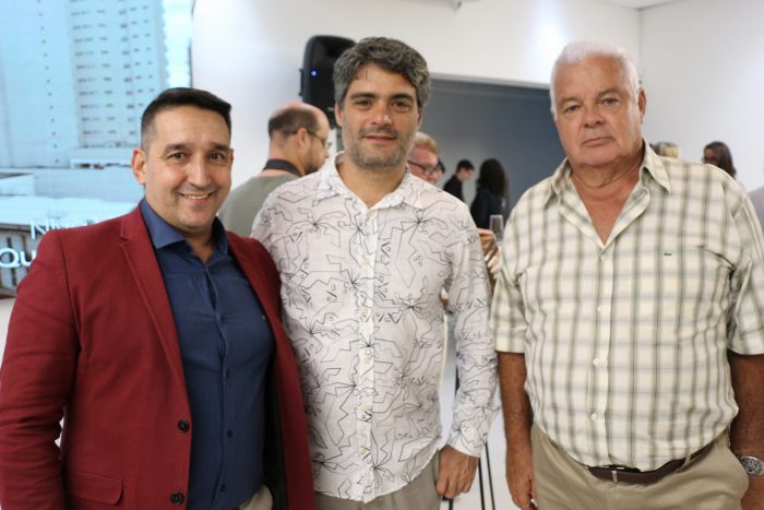 Também na prestigiada noite, Reinaldo Chagas, Diogo Villela e seu pai Olavo Villela - filho da homenageada  Foto: Guilherme Ovídio