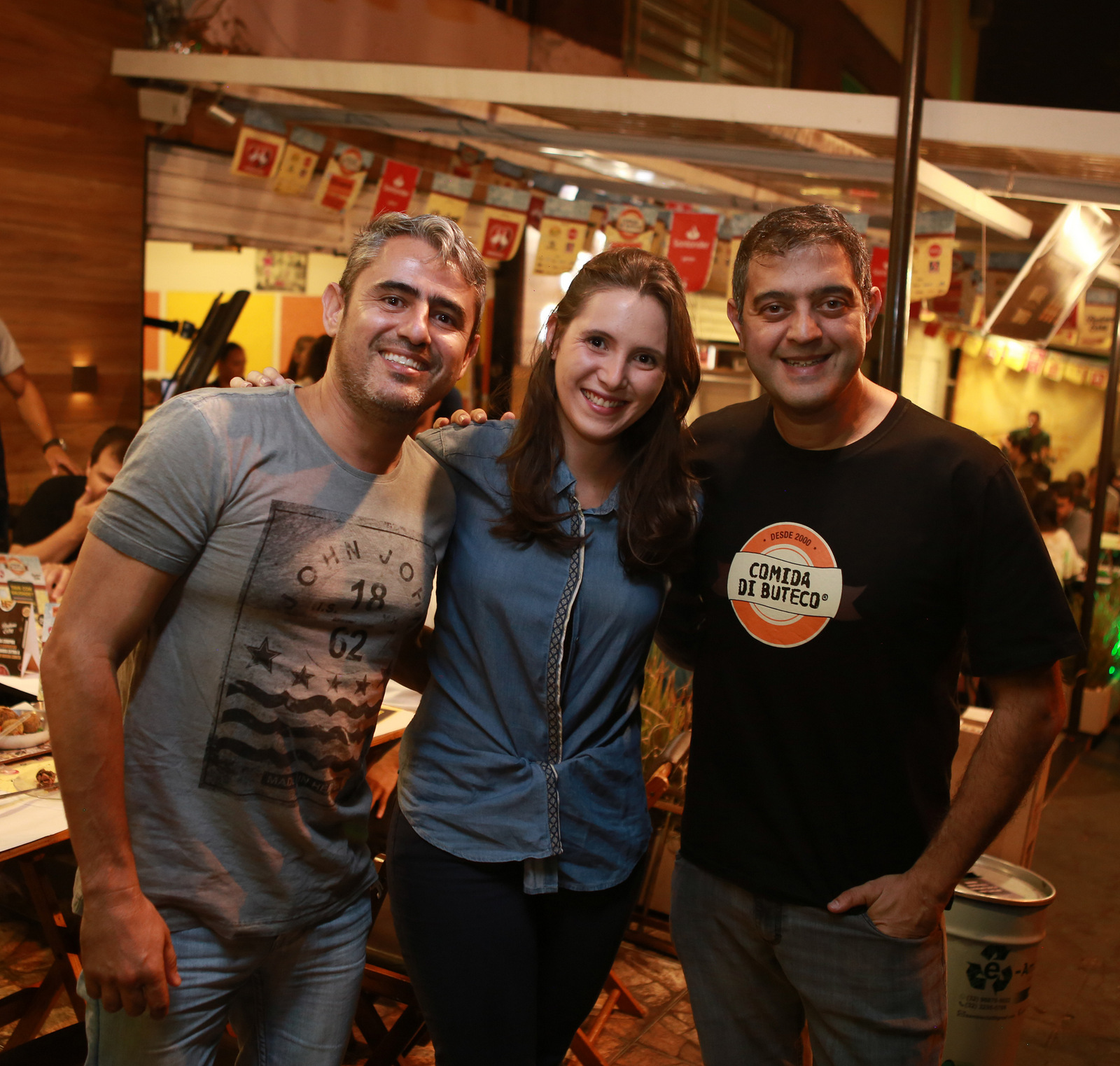 Ronan Cunha, Sophia Pouchucq e Toninho Simão na caravana do Comida di Buteco, no Empório do Sabor Foto: Júnior Faria