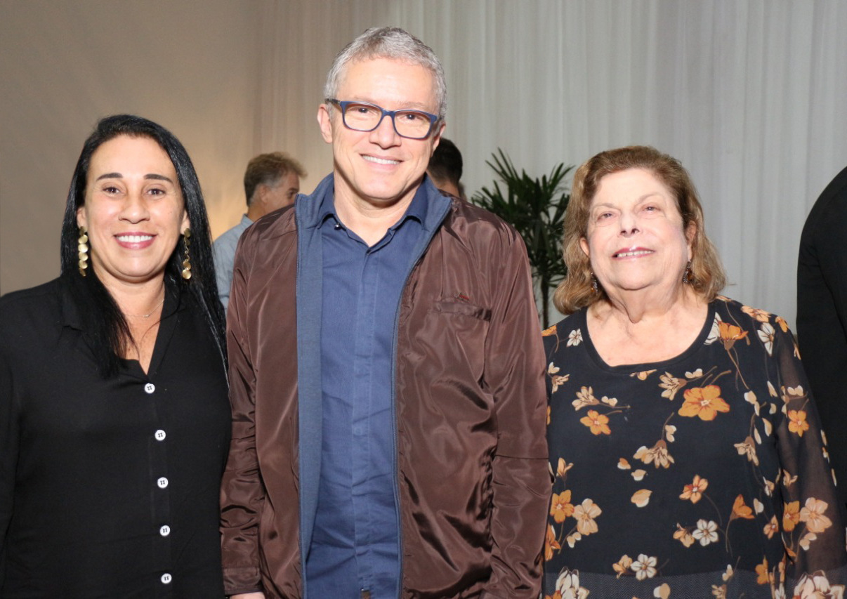 O presidente da Agência de Desenvolvimento, Célio Chagas ladeado pela diretora-presidente do Instituto Vianna Júnior, Mariângela Vianna e a diretora administrativa Cacilda Vianna durante a reunião empresarial na tradicional instituição de ensino Foto: Guilherme Ovídio