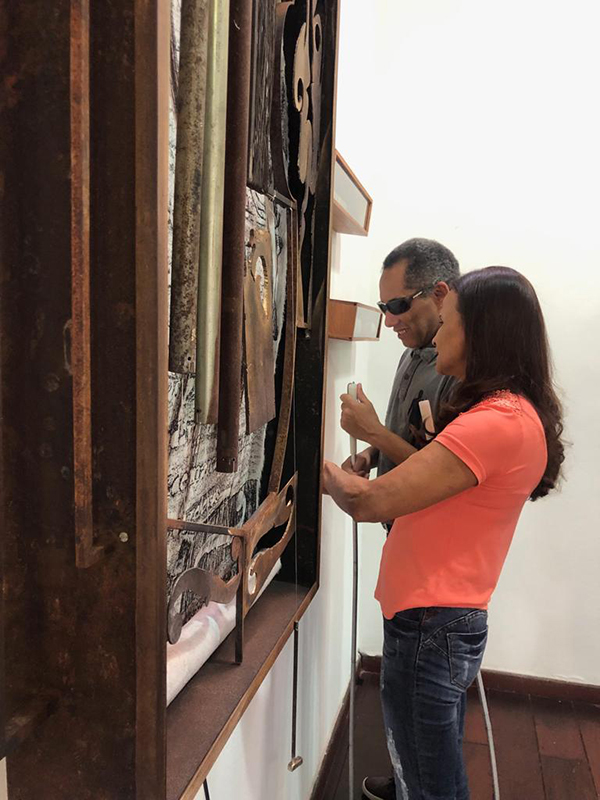 Mostra Sonitus Visualis de Adauto Venturi visitação da Associação dos Cegos 2 Foto Tamires Fortuna