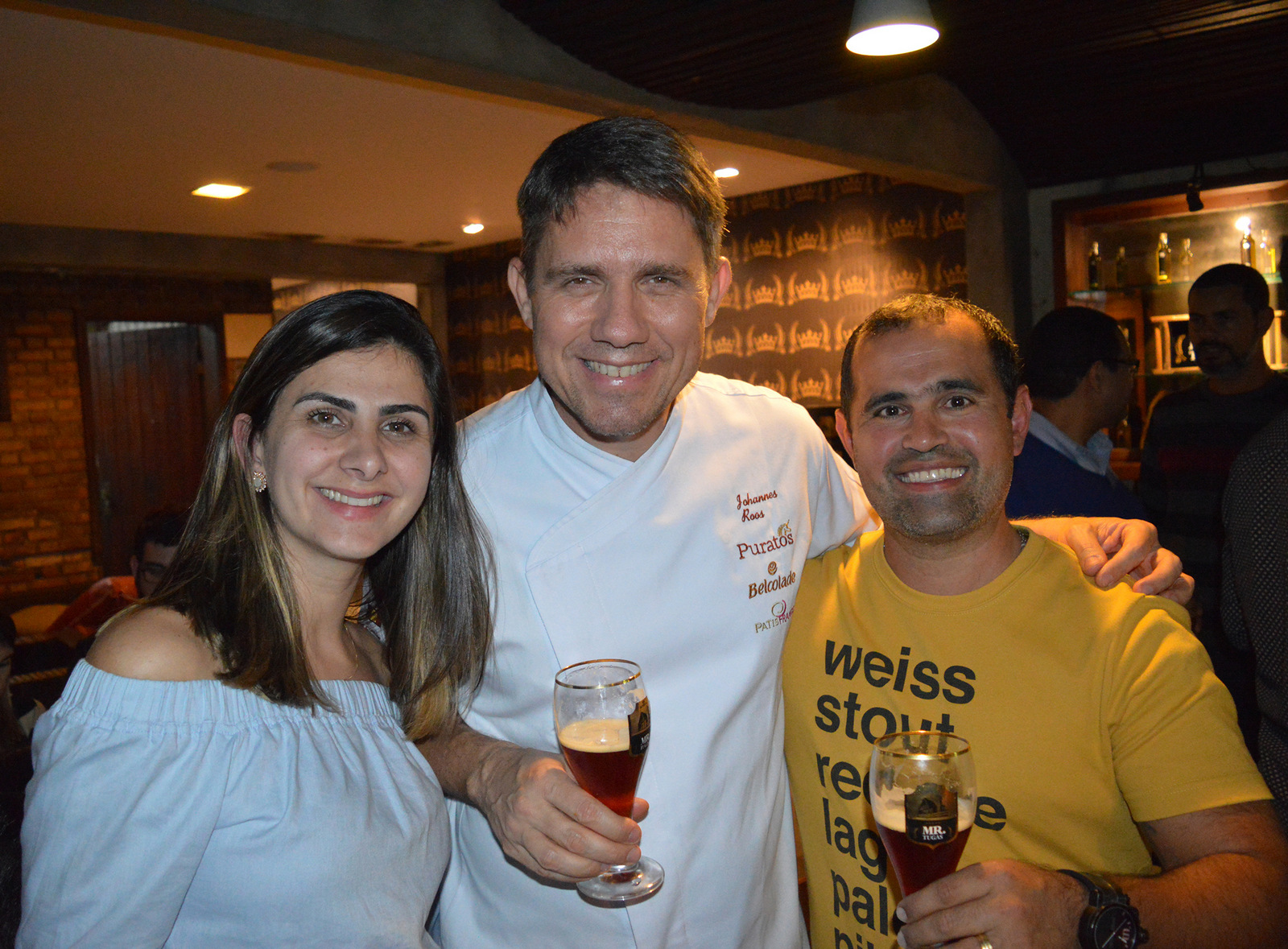 O ‘chef’ alemão Johannes Roos ladeado por Natália Domingues e Hugo Siqueira no jantar do Mr. Tugas 1 O ‘chef’ alemão Johannes Roos ladeado por Natália Domingues e Hugo Siqueira no jantar do Mr. Tugas