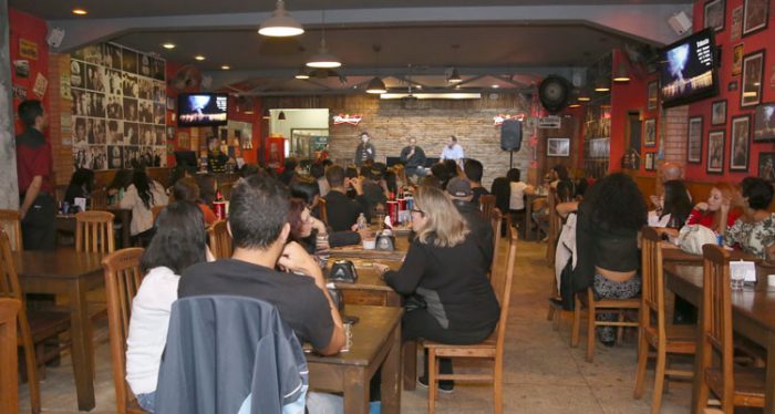Pint of Science: A ciência discutida na mesa de bar 1 Pint Claudia Nunes 2 1