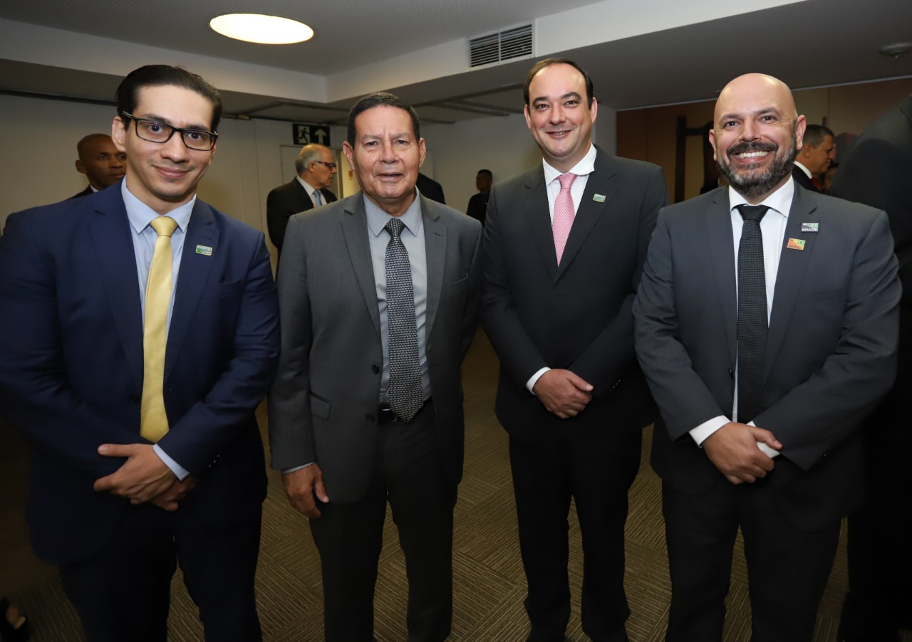 Filipe Mota, o vice-presidente da República, general Hamilton Mourão, o presidente da Fiemg, Flávio Roscoe e o vice Tadeu Monteiro de Barros em concorrido almoço, em Belo Horizonte