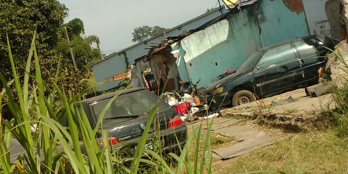 Leitor denuncia abandono de carros em terreno na Zona Norte 1 VU AvJuscelino 31.05