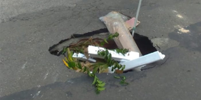 Buraco em cruzamento atrapalha tráfego no Bairu 1 VU Bairu 22