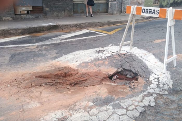 Buraco no meio da rua atrapalha trânsito no Eldorado 1 VU Eldorado 11 05