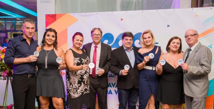 No baile de posse do Clube Cascatinha os diretores, Caio e Lígia Rosa Seccadio, Antonieta Lopardi Mostaro e o presidente, Maurício Santos de Oliveira, com CR, Vânia de Landa, Regina e Márcio Santos Villela