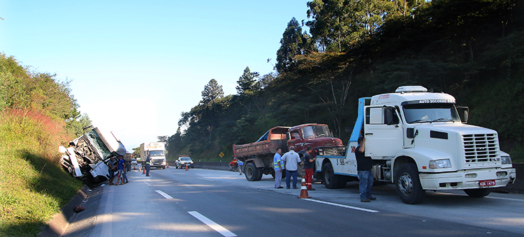 Carreta bate em caminhão-caçamba na BR-040 1 acidente br 040 by fernando 3