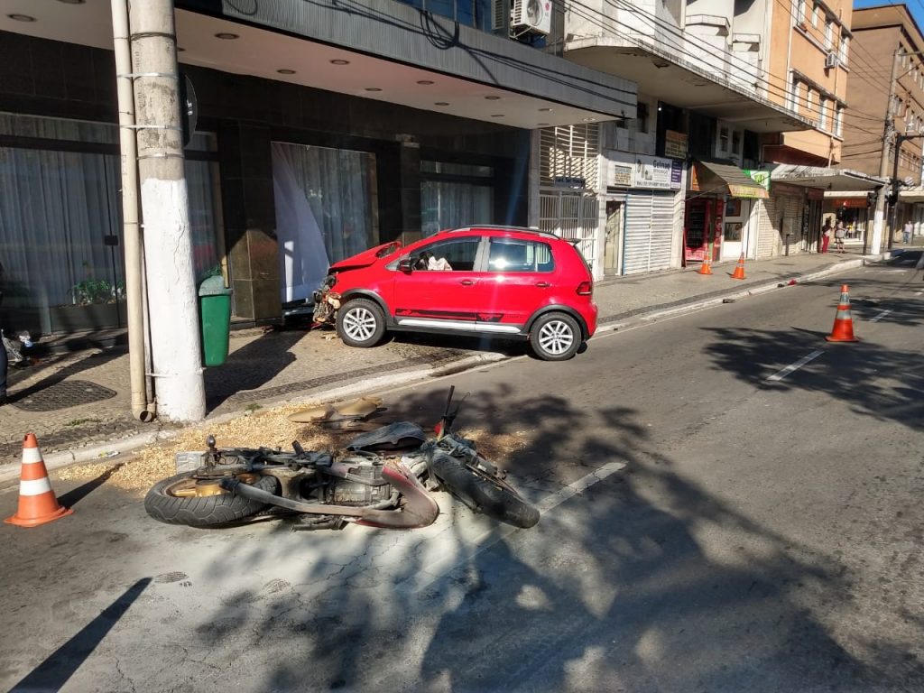 Após choque com moto, carro atinge fachada de hotel na Rio Branco 3 acidente hotel real