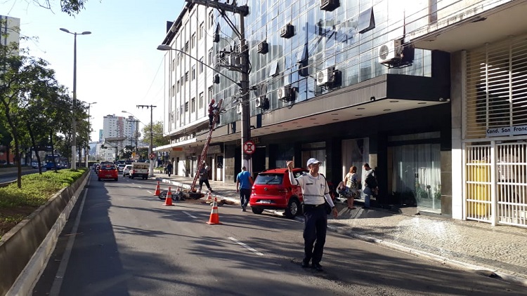 Após choque com moto, carro atinge fachada de hotel na Rio Branco 2 acidente hotel real by fernando