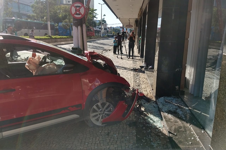 Após choque com moto, carro atinge fachada de hotel na Rio Branco 1 acidente mauro dentro