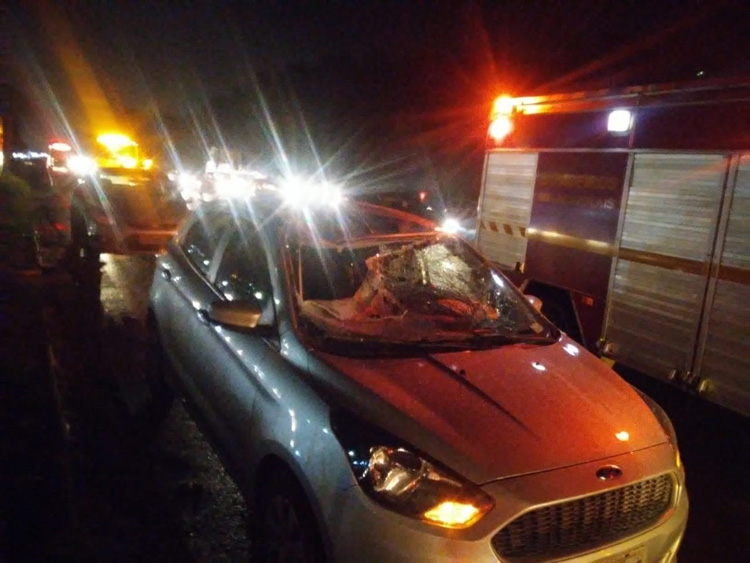 Motorista morre após roda de carreta se soltar e atingir seu carro 2 carro roda solta bombeiros