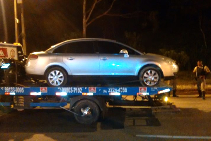 Homem é baleado por engano durante perseguição policial 3 carro roubado2