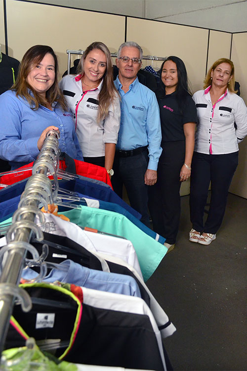 Lila Maria Uniformes é referência na produção de trajes corporativos 1 equipe vertical
