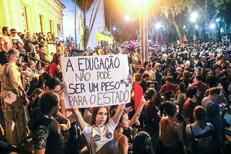 Estudantes voltam às ruas de JF em manifestação contra cortes na educação 3 fernando manifestação 1