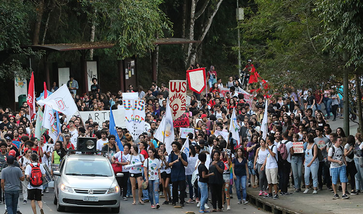 Estudantes voltam às ruas de JF em manifestação contra cortes na educação 1 fernando manifestação 3