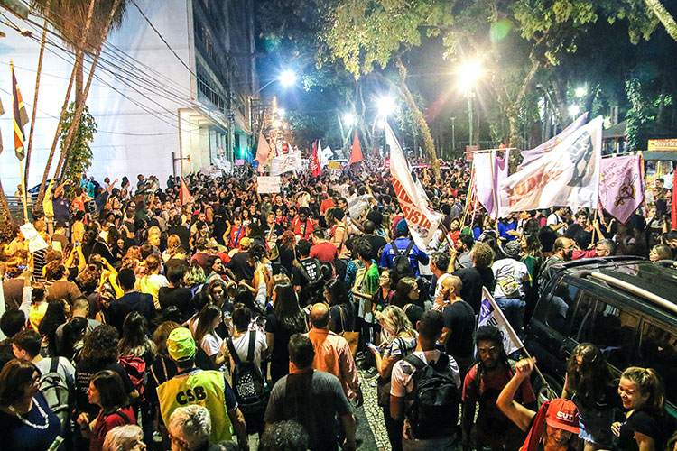 Estudantes voltam às ruas de JF em manifestação contra cortes na educação 2 fernando manifestação 2