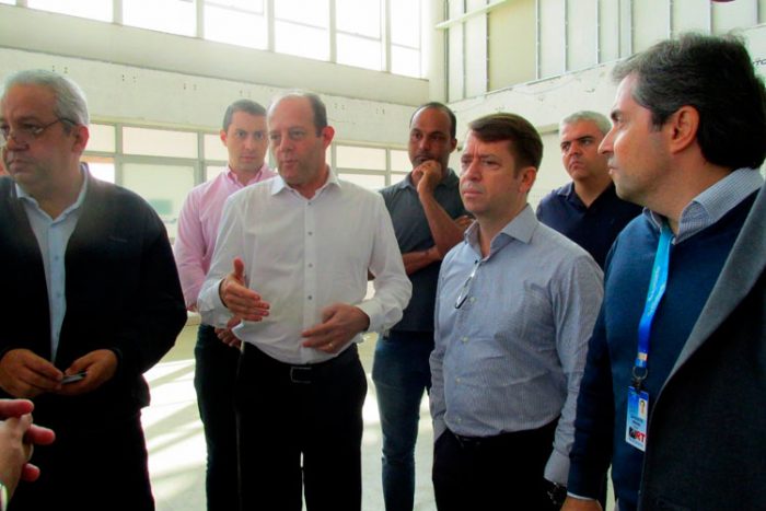 Governo de Minas quer negociar benefícios para Mercedes-Benz 1 mercedes dentro