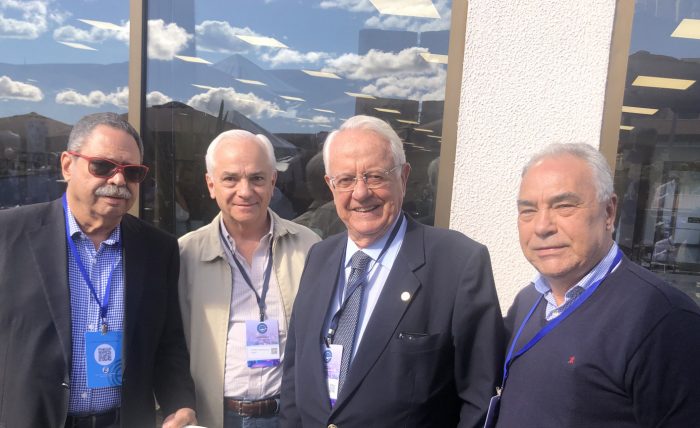 O anfitrião Paulo César de Oliveira com Ricardo Fernandez, o ex-presidente do STF, ministro Carlos Velloso e João Matos 1 O anfitrião Paulo César de Oliveira com Ricardo Fernandez, o ex-presidente do STF, ministro Carlos Velloso e João Matos, ontem, no Conexão Empresarial