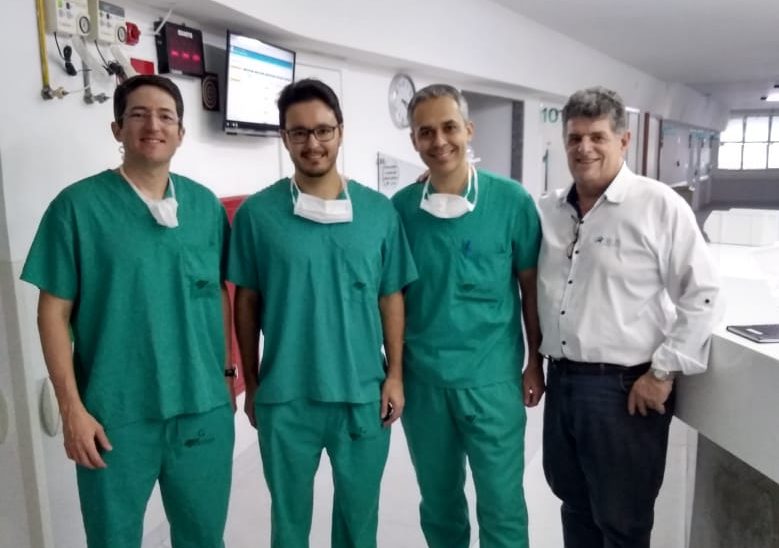Cirurgia inédita em JF : Os radiologistas intervencionistas Rafael Gomide e Magnum Matos, do Monte Sinai, realizaram a primeira ablação por radiofrequência de nódulo benigno da tireoide em Minas. Na foto, os especialistas ladeados pelo médico paulista Mauricio Amoedo e Lúcio Gaio, da Biolife.