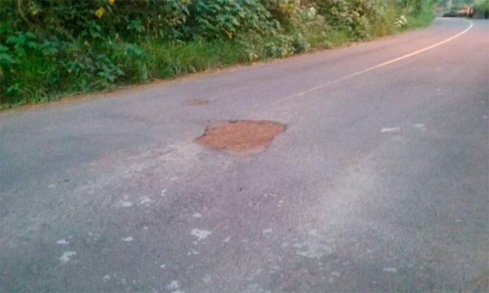 Leitor reclama de buracos no Recanto dos Lagos 4 VU Recanto dos Lagos.07