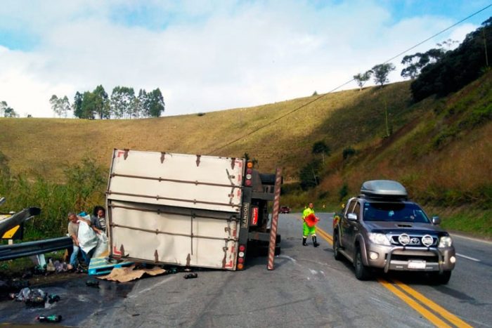 Carreta tomba na 040 e derrama refrigerantes 1 acidente040 by Via040