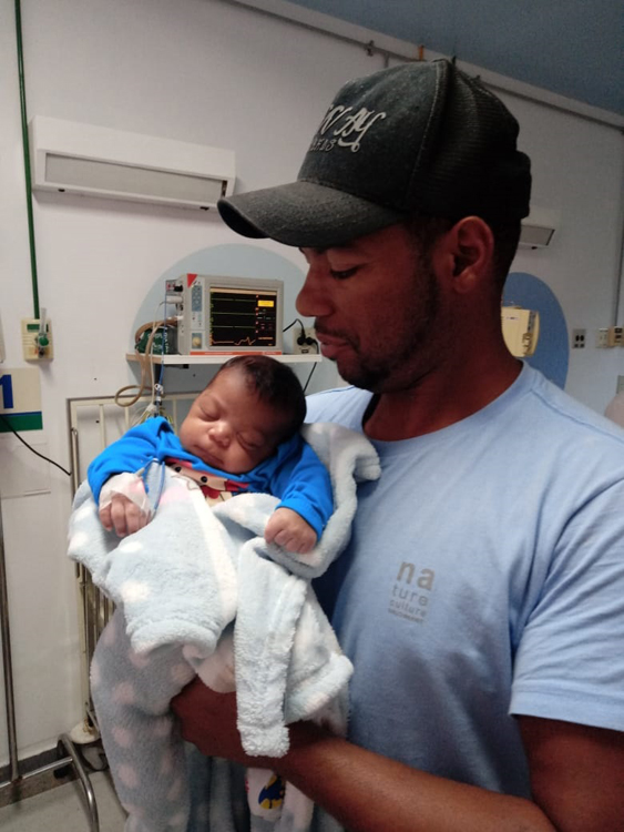 Policiais salvam recém-nascido engasgado com leite 1 bebê PM