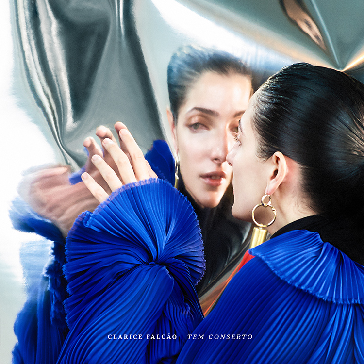Mais séria e eletrônica, Clarice Falcão canta o novo disco em JF 2 capa CLARICE FALCÃO